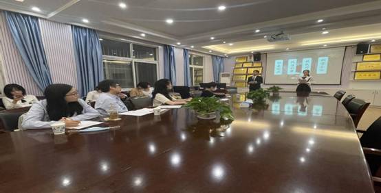 图片包括 室内, 天花板, 桌子, 男子形貌已自动天生